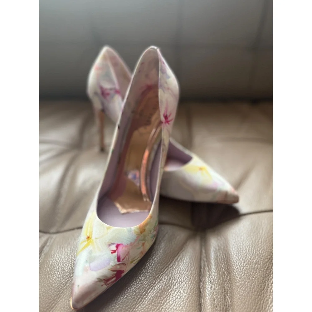 Ted Baker London Floral Satin Pointed Toe Pumps Rose Gold Detail Heels Size 38.5 - Picture 1 of 7